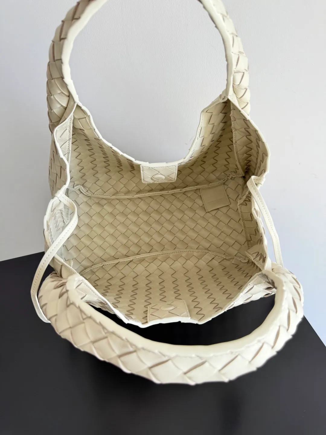 Batch 2160 new products are coming! BOTTEGA VENETA Bottega Veneta's 2025 new Campana shoulder bag is on the market~ First of all, I would like to praise the weight of this bag. As a not too small bag, it is very light for daily use. For people like me who need to carry a lot of belongings when going out, this advantage is great, and it greatly reduces the burden of traveling. 🛍️The shape is a bit like a combination of parachute and jodie. The blunt triangle shape is cute and honest. Carrying it on your back when going shopping is a good mood accelerator. The handles and body of the bag are both classic weaves. A tie is added to the original open design. If it is not tied up, the bag will look like a small vegetable basket when carried. Style number: 844249 Size: 33*20*16.5cm